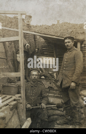 Portrait Carte postale 3 membres d'équipage d'un Lanz 21cm mortier léger qui pose pour une photographie, tranchée allemande, Ypres, Belgique, la Première Guerre mondiale 1 Banque D'Images