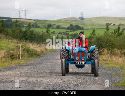 L'Ayrshire Vintage les passionnés de tracteurs et machines agricoles Club durant un cours sur la route. En face est un Fordson Dexta Banque D'Images