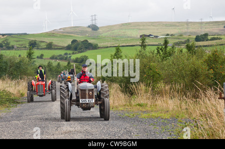 L'Ayrshire Vintage les passionnés de tracteurs et machines agricoles Club durant un cours sur la route. En face est un Ferguson TE20 puis MF 35 Banque D'Images