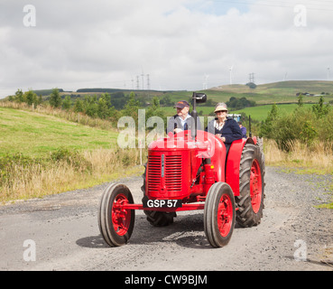 L'Ayrshire Vintage les passionnés de tracteurs et machines agricoles Club la conduite d'un David Brown Cropmaster dans un cours sur la route. Banque D'Images