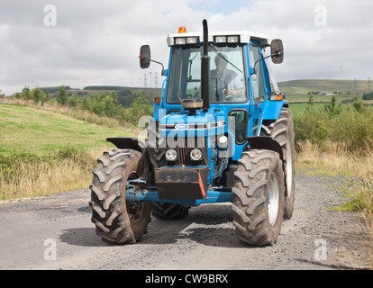 L'Ayrshire amateurs de tracteurs et machines Vintage Club au volant d'une Ford 7810 dans un cours sur la route. Banque D'Images