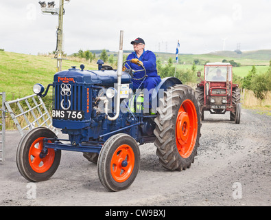 L'Ayrshire amateurs de tracteurs et machines Vintage Club conduisant un Fordson Major dans un cours sur la route. Banque D'Images