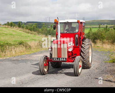 L'Ayrshire amateurs de tracteurs et machines Vintage au volant d'un Club International Harvester B414 dans un cours sur la route. Banque D'Images