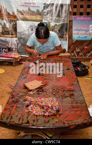 Le Myanmar, Birmanie. Bagan. Atelier de laques, femme au travail Conception de raffinage sur Coffee-Table laqué Haut. Banque D'Images