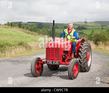 L'Ayrshire amateurs de tracteurs et machines Vintage au volant d'un Club International Harvester B250 dans un cours sur la route. Banque D'Images