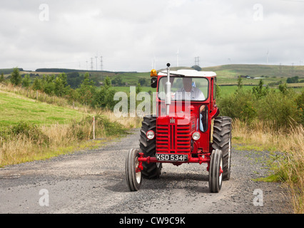 L'Ayrshire amateurs de tracteurs et machines Vintage au volant d'un Club International Harvester B275 dans un cours sur la route. Banque D'Images