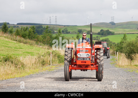 L'Ayrshire amateurs de tracteurs et machines Vintage Club conduisant un tracteur Nuffield avec un moteur Diesel BMC Banque D'Images