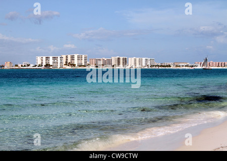 Vue sur les plages de Destin rempli de condominiums à travers les eaux bleues claires de destin. Banque D'Images