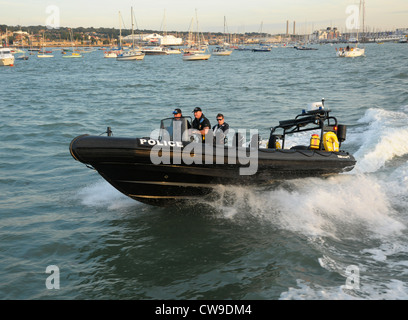 Un bateau de patrouille des côtes de la police maritime fournissant la sécurité pendant l'événement international à Cowes. Banque D'Images