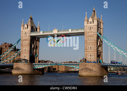 Les anneaux olympiques sur le Tower Bridge, Londres Banque D'Images