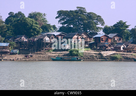 Le Myanmar, Birmanie, près de Bagan. Règlement du village sur les rives de la rivière Ayeyarwady (Irrawaddy). Banque D'Images