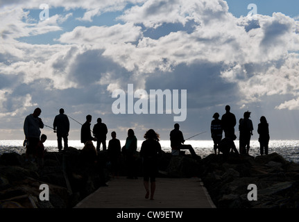 Perth Western Australia - Les touristes et les pêcheurs debout sur un brise-lames à Cottesloe Beach à Perth, Australie occidentale Banque D'Images