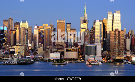 Skyline et immeubles de bureaux modernes de Manhattan vu de l'autre côté de la rivière Hudson. Banque D'Images