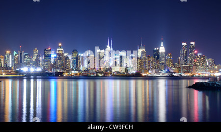 Skyline et immeubles de bureaux modernes de Manhattan vu de l'autre côté de la rivière Hudson. Banque D'Images