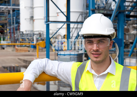 Technicien travaillant dans l'usine de produits chimiques industriels, Norfolk, Angleterre Banque D'Images