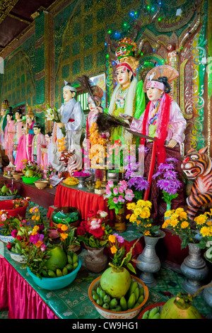 Le Myanmar, Birmanie. Pour les offres de statues représentant des Nats (esprits) dans un lieu de culte, le mont Popa monastère. Banque D'Images