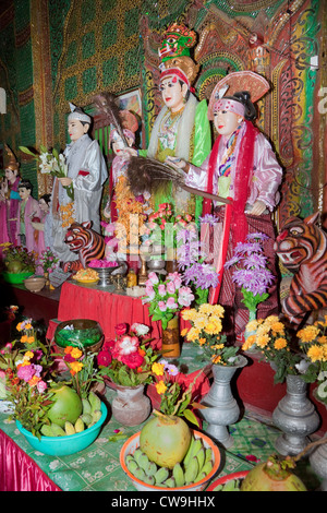 Le Myanmar, Birmanie. Des fleurs et des fruits offerts à des statues représentant les collectivités locales (esprits Nats), le mont Popa monastère. Banque D'Images