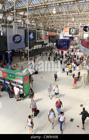 Les navetteurs à le hall principal de la gare Waterloo à Londres Angleterre Royaume-uni Banque D'Images