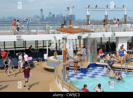 Bateau de croisière pont supérieur avec New York City skyline en arrière-plan que le navire quitte le port de New York Banque D'Images