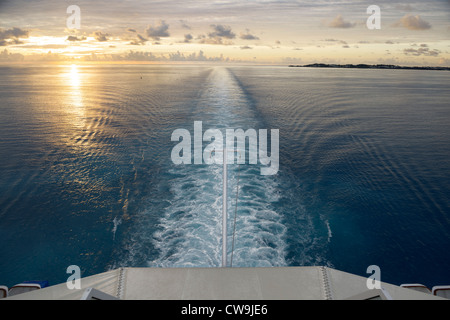 Vue depuis l'arrière d'un navire de croisière en mer au coucher du soleil Banque D'Images