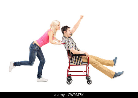 Portrait d'une femme heureuse en poussant un homme en fauteuil roulant Banque D'Images