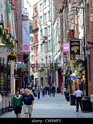 Les touristes dans Mathew Street, Liverpool, England, UK Banque D'Images