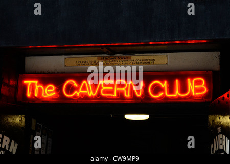 Une enseigne au néon à l'entrée de la Cavern Club dans Mathew Street, Liverpool, Royaume-Uni Banque D'Images