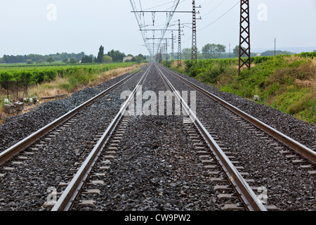 Un double rail track vue depuis le point central dans la pluie Banque D'Images