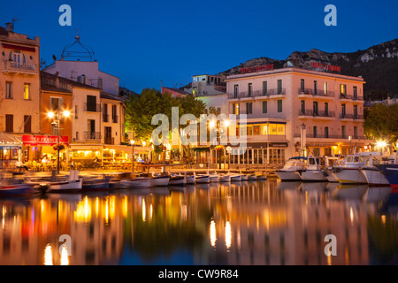 Crépuscule sur le port ville de Cassis le long de la Côte d'Azur, Bouches-du-Rhône, Provence France Banque D'Images