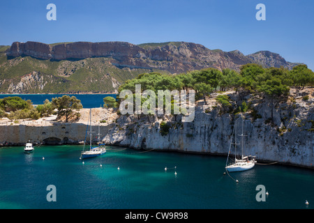 Voiliers amarrés dans l'une des Calanques près de Cassis, Bouches-du-Rhône, de la Côte d'Azur, Provence France Banque D'Images