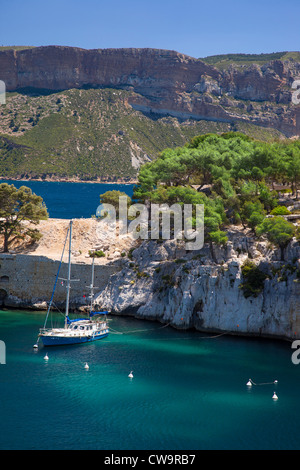 Voilier amarré à l'une des Calanques près de Cassis, Bouches-du-Rhône, de la Côte d'Azur, Provence France Banque D'Images