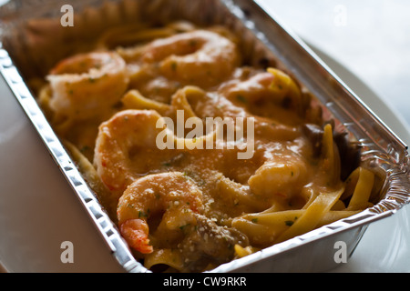 Les pâtes aux crevettes avec une sauce à la crème de champignons. Banque D'Images