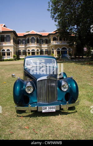 Classic Jensen voiture en face de l'ancienne maison du gouverneur, la vieille ville de Phuket, Thaïlande Banque D'Images