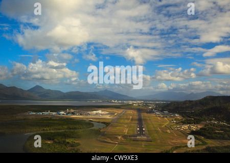 Approche de la piste d'atterrissage entre les montagnes et la mer à l'aéroport de Cairns dans le Queensland en Australie, un jour ensoleillé Banque D'Images