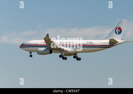 Un China Eastern Airlines Airbus A330-200 jetliner en approche finale pour l'atterrissage à l'Aéroport International de Vancouver. Banque D'Images
