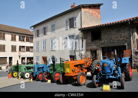 Anciens tracteurs, Marsac en Livradois, Auvergne, France Banque D'Images