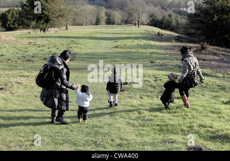 C'est une photo d'un groupe d'amis de la famille marche à travers la campagne anglaise au Royaume-Uni. Nous voyons des collines et des arbres. Banque D'Images