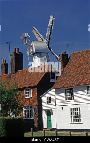 Moulin de l'Union et les Cottages Cranbrook Kent England Banque D'Images