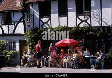 Groupe de personnes bénéficiant d'un plateau dans le village de Chilham Angleterre Kent Banque D'Images
