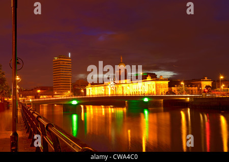 La Maison de la douane dans la nuit à Dublin Banque D'Images