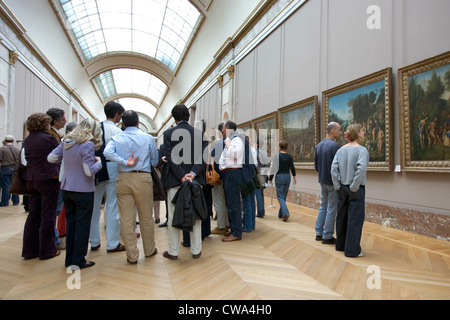 Paris, les gens devant les tableaux au Louvre Banque D'Images