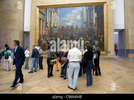 Paris, les gens regardent une peinture au Louvre Banque D'Images