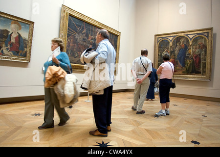 Paris, les gens devant les tableaux au Louvre Banque D'Images