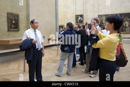 Paris, c'est l'homme photographié en face de la peinture de la Joconde au Louvre Banque D'Images