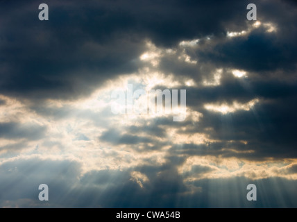 Neuhaus, rayons de brillant à travers les nuages dans le ciel Banque D'Images