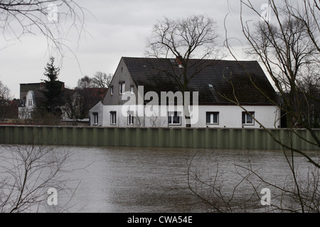 Les inondations de l'Elbe : Ces maisons sont protégées par un mur de protection Banque D'Images