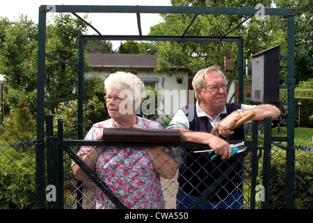 Berlin, un vieux couple debout à une clôture arbor Banque D'Images