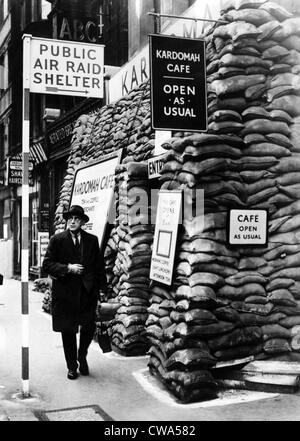 Les Kardomah Cafe, équipé comme un abri anti-aérien comme une attraction en temps de guerre, la flotte St, Londres, Angleterre, le 15 novembre Banque D'Images