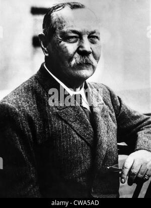 Sir Arthur Conan Doyle (1859-1930). Avec la permission de : Archives CSU/Everett Collection Banque D'Images