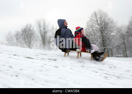 Berlin, la luge père avec son enfant dans le jardin de Britz Banque D'Images